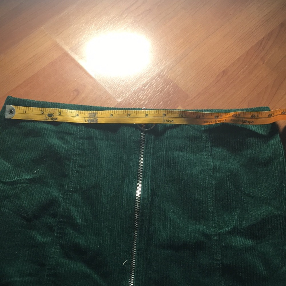 Green skirt - Picture 3 of 6